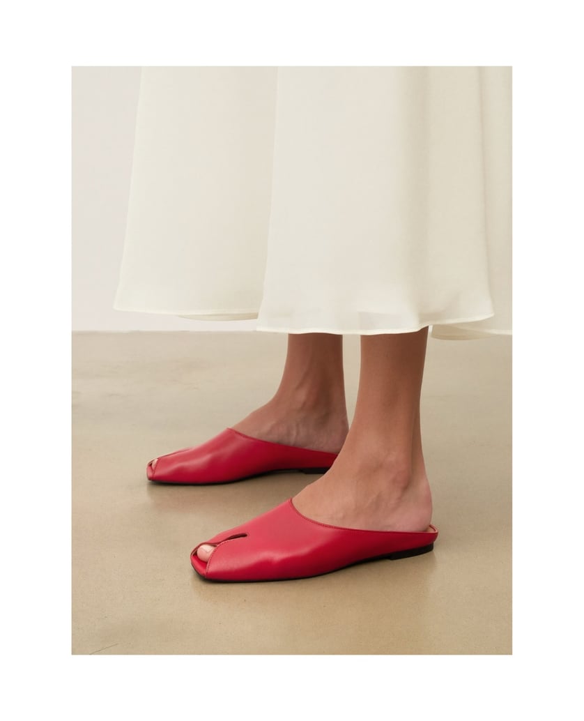 Kazar-Slides-in-red-color-with-a-hole-on-the-nose-červená