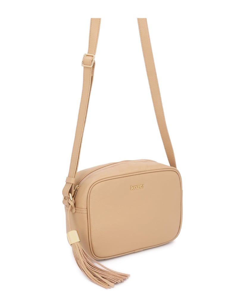 Kazar-Beige-lederne-schultertaschen-mit-anhänger-beige