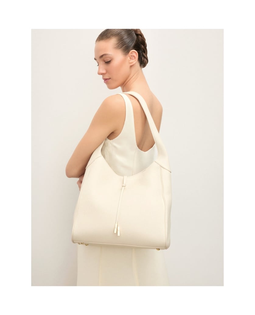 Kazar-Leather-hobo-bag-on-the-arm-bílá