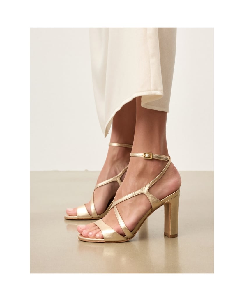 Kazar-Gold-Sandalen-mit-breitem-Absatz-und-kreuzweise-verlaufenden-Gürteln-gold