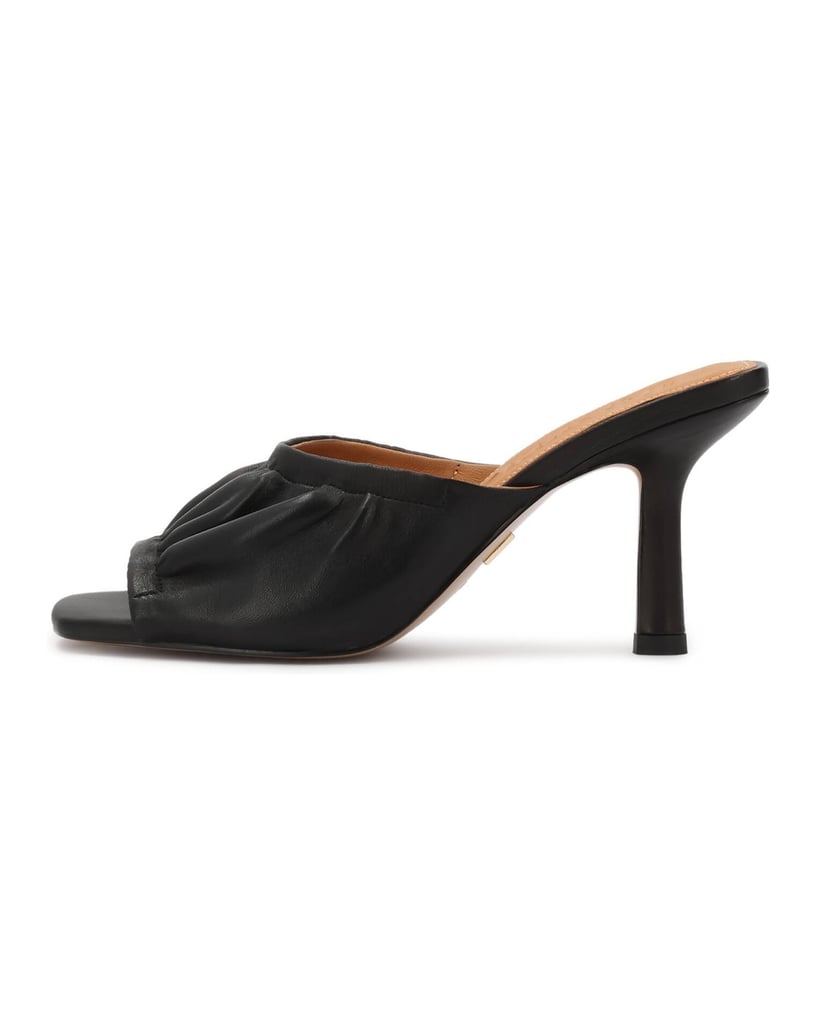 Kazar-Mules-with-crinkle-upper-and-toe-loop-čierna