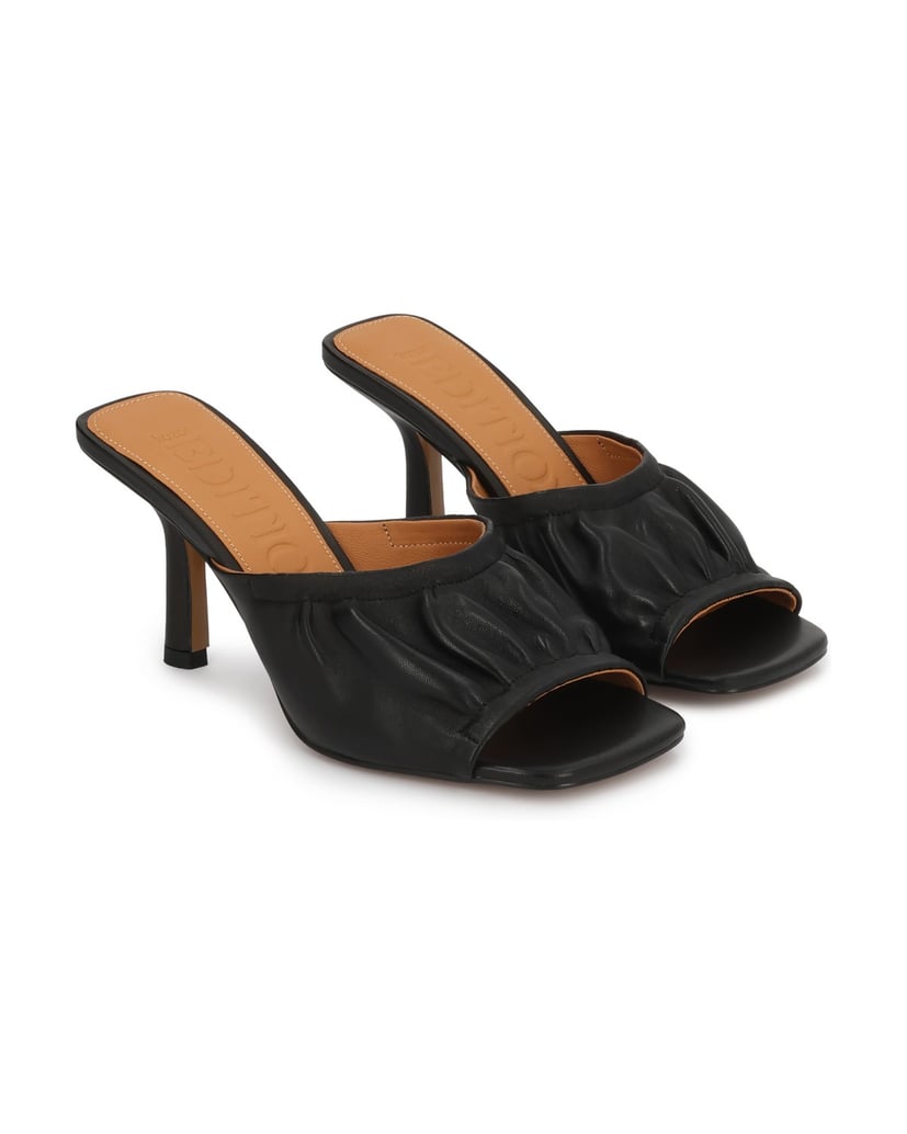 Kazar-Mules-with-crinkle-upper-and-toe-loop-čierna