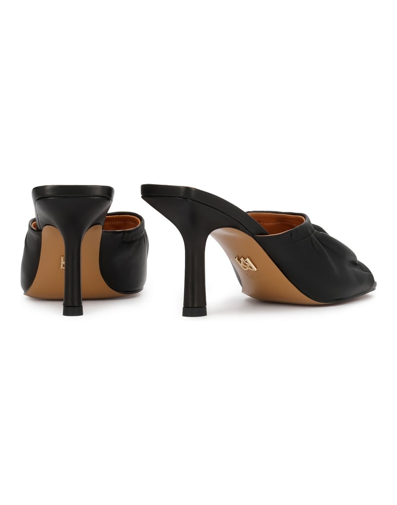 Kazar-Mules-with-crinkle-upper-and-toe-loop-čierna