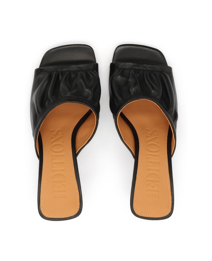 Kazar-Mules-with-crinkle-upper-and-toe-loop-čierna