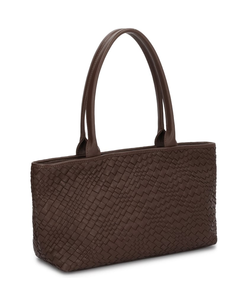 Kazar-Brown-braided-shoulder-bags-on-the-arm-in-leather-hnedá