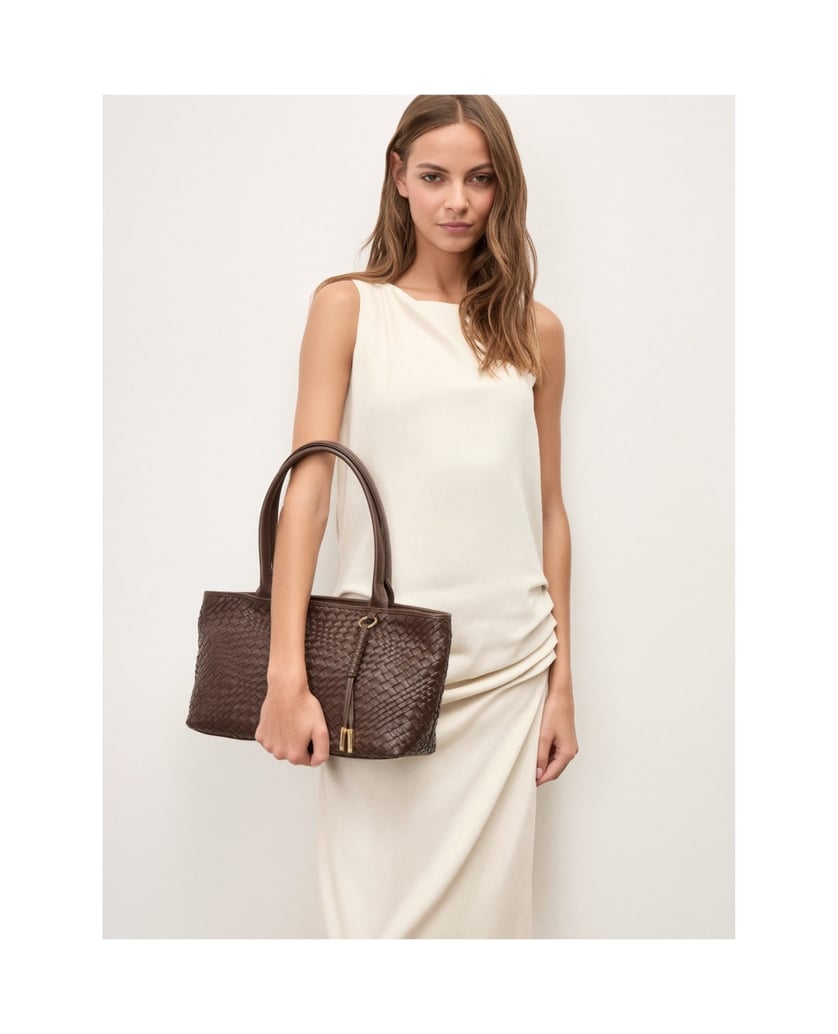 Kazar-Brown-braided-shoulder-bags-on-the-arm-in-leather-hnedá