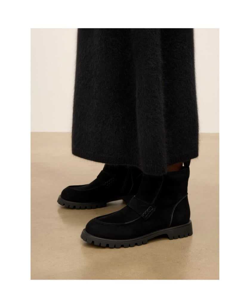 Kazar-Black-suede-booties-on-a-trapper-sole-černá