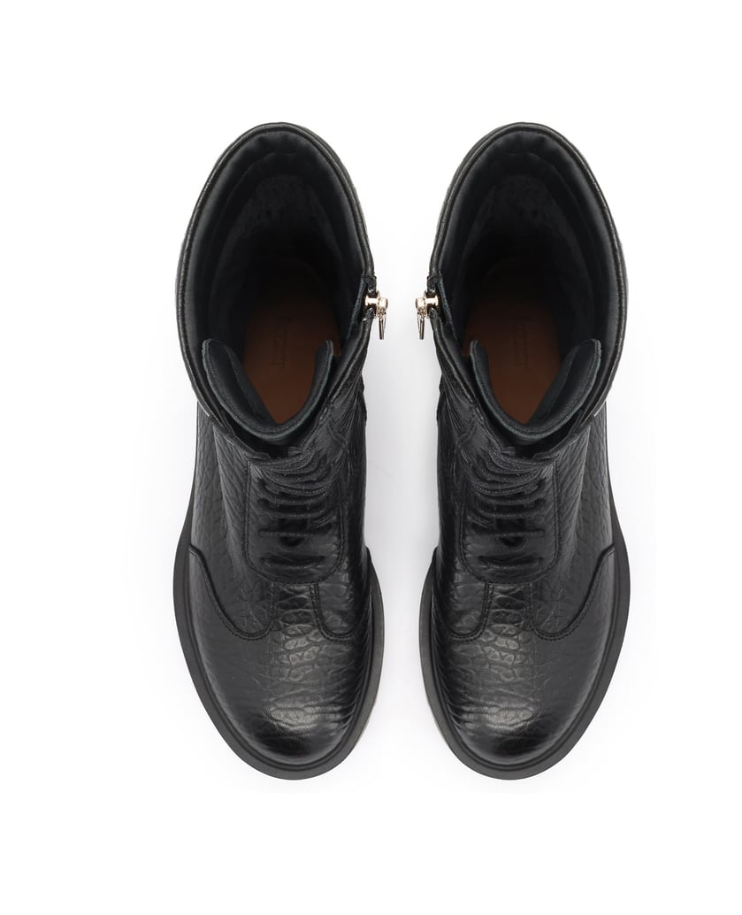 Kazar-Flat-ankle-boots-in-leather-with-a-distinctive-texture-on-a-treaded-sole-čierna