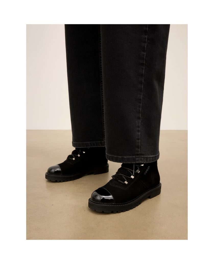 Kazar-Suede-flat-ankle-boots-with-patented-nose-and-fur-tongue-černá