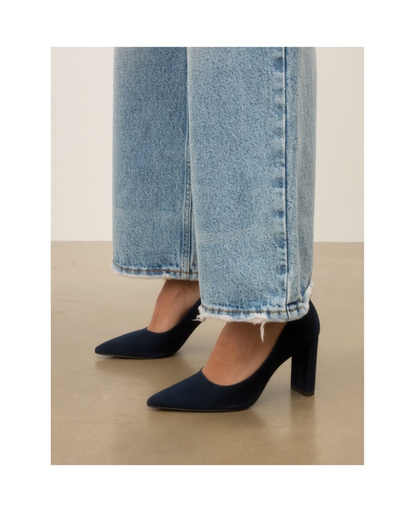 Kazar-Navy-blue-suede-pumps-on-an-elegant-block-tmavá-modrá