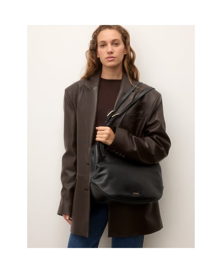 Kazar-Black-leather-hobo-bag-on-the-arm-čierna