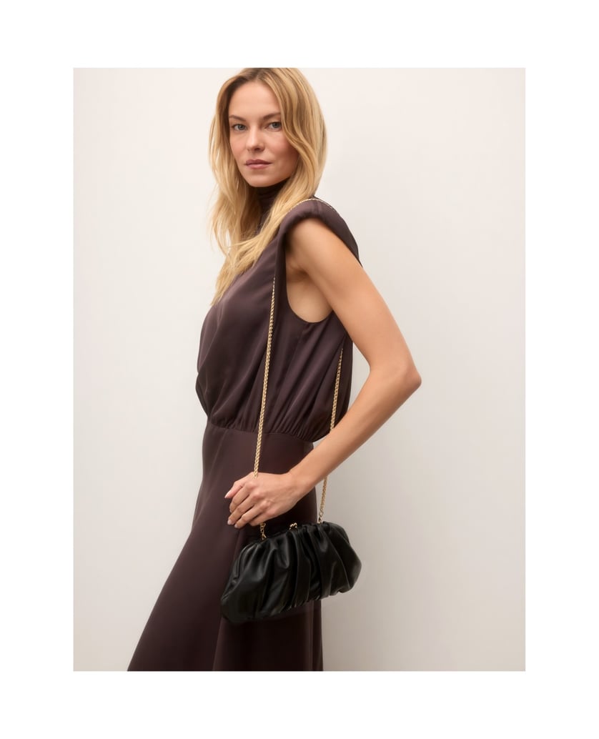 Kazar-Black-leather-clutch-with-decorative-creases-čierna
