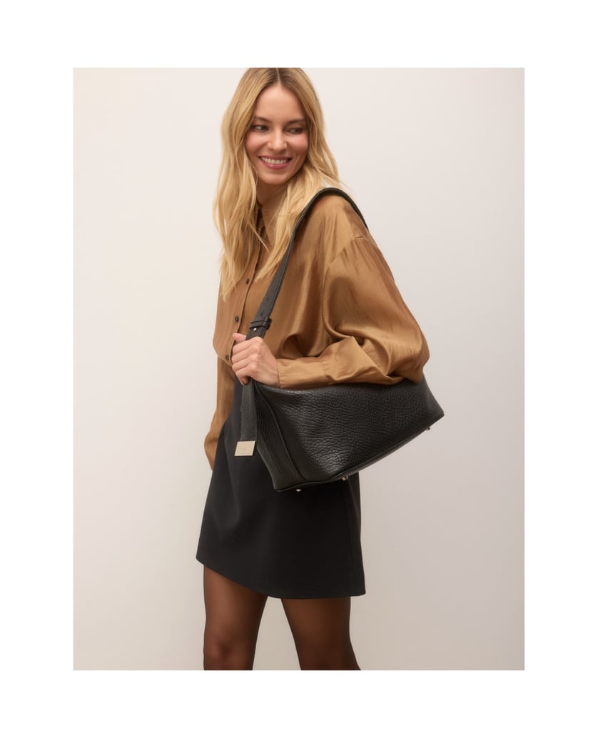 Kazar-Minimalist-shoulder-bag-on-the-arm-in-leather-černá