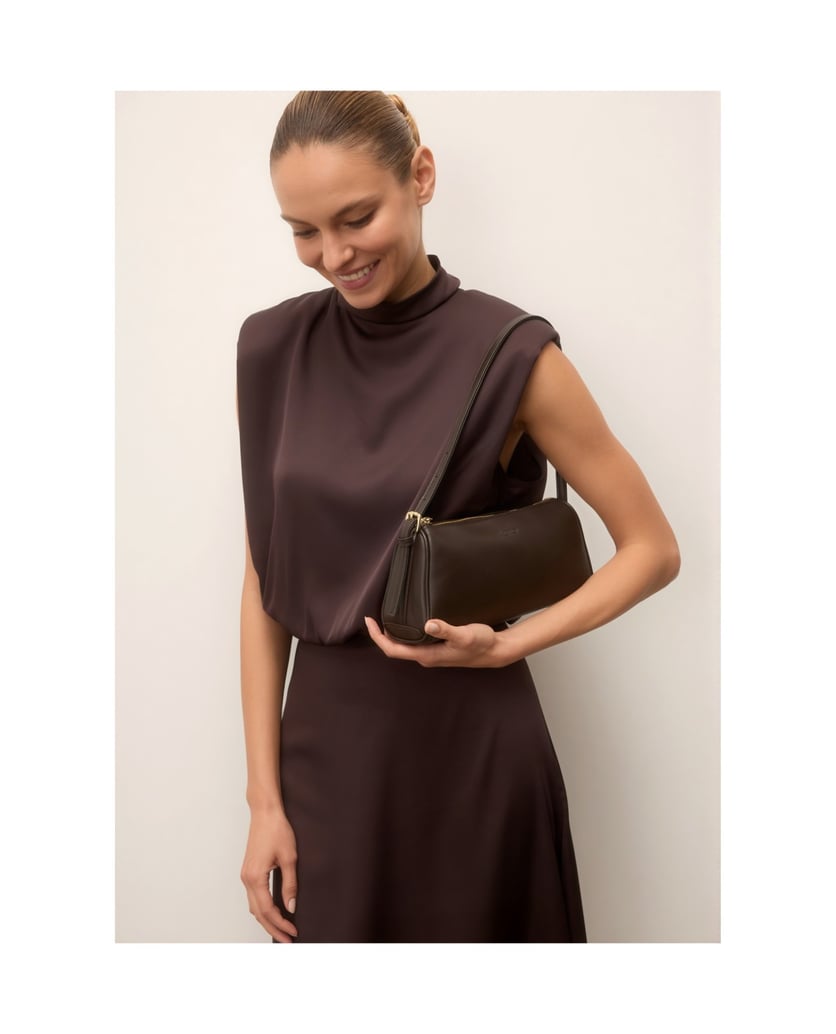 Kazar-Dark-brown-leather-baguette-bag-on-the-arm-with-zipper-closure-tmavá-hnedá