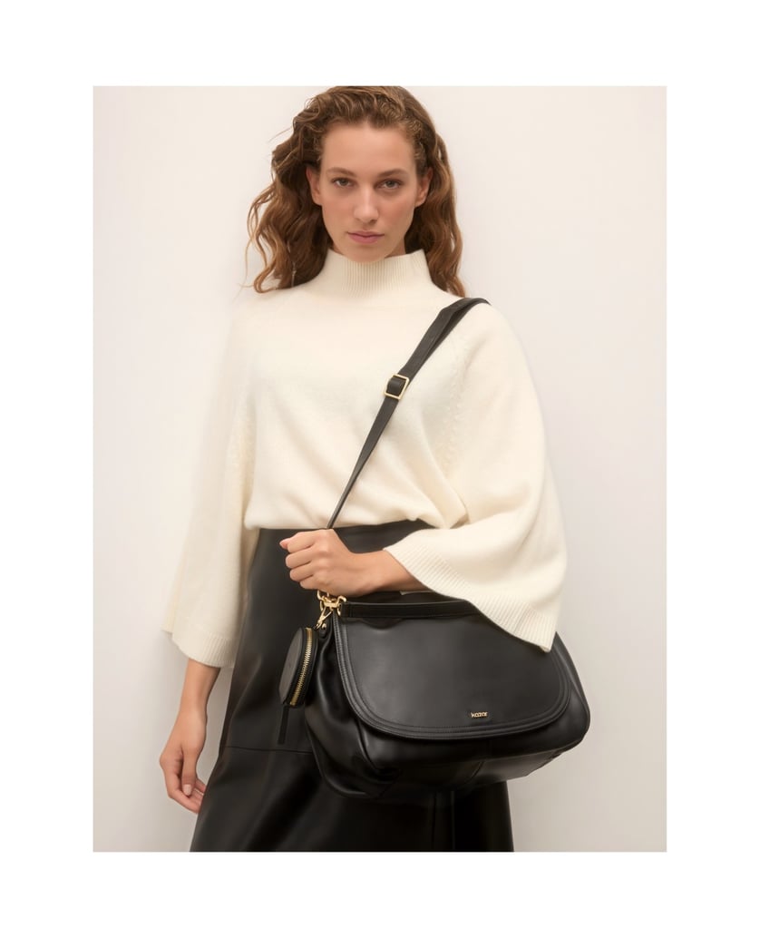Kazar-Black-bag-with-a-large-flap-and-detachable-purse-čierna
