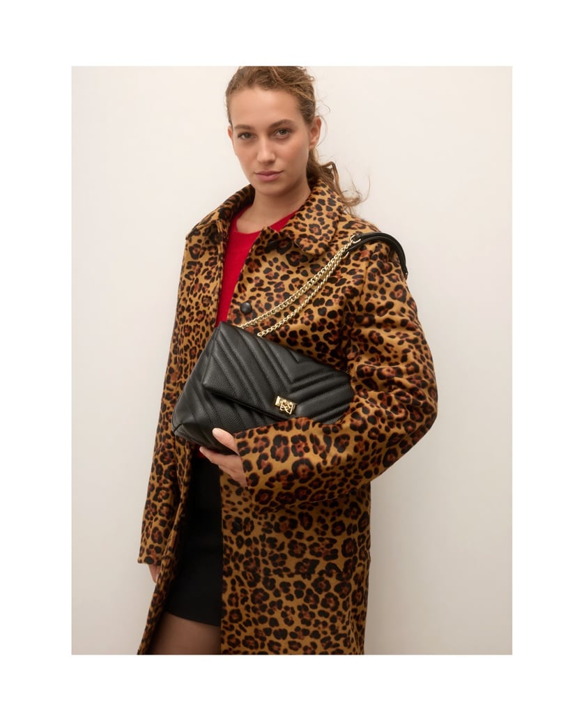 Kazar-Gesteppte-Briefträger-Tasche-aus-schwarzem-Naturleder-an-einer-Kette-schwarz
