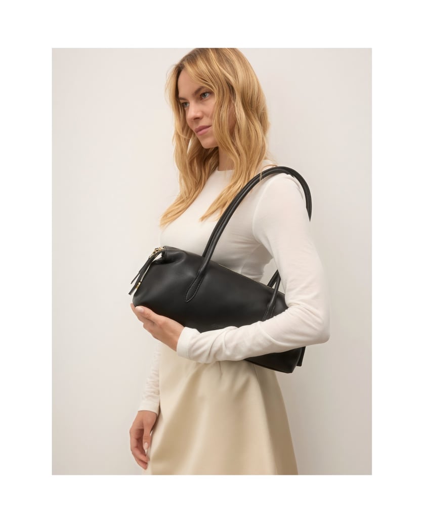 Kazar-Black-leather-baguette-bag-on-the-arm-černá