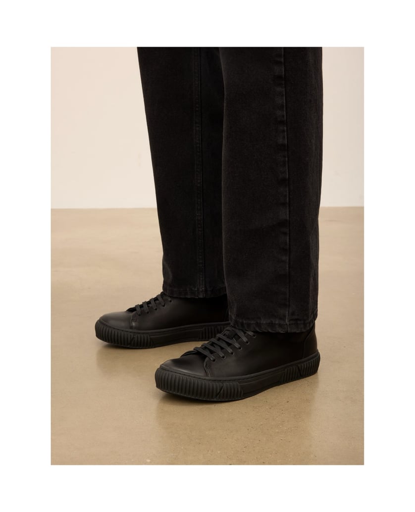 Kazar-Black-nubuck-sneakers-with-a-minimalist-design-černá