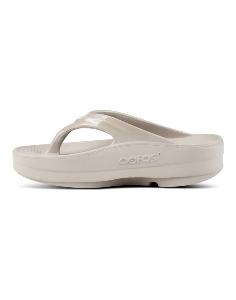 OOFOS-Offene-Schuhe-W-OOmega-Thong-beige