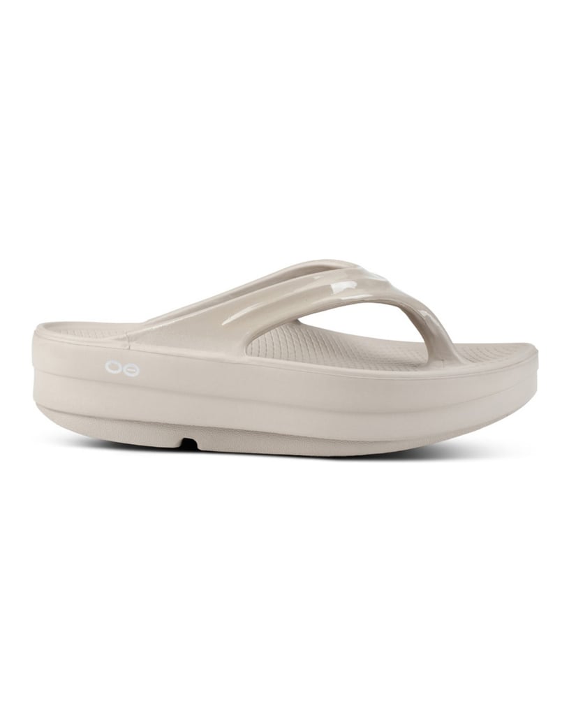 OOFOS-Offene-Schuhe-W-OOmega-Thong-beige