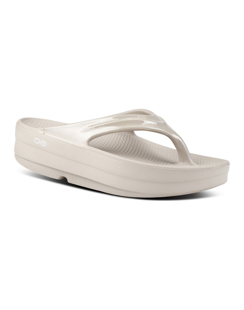 OOFOS-Offene-Schuhe-W-OOmega-Thong-beige