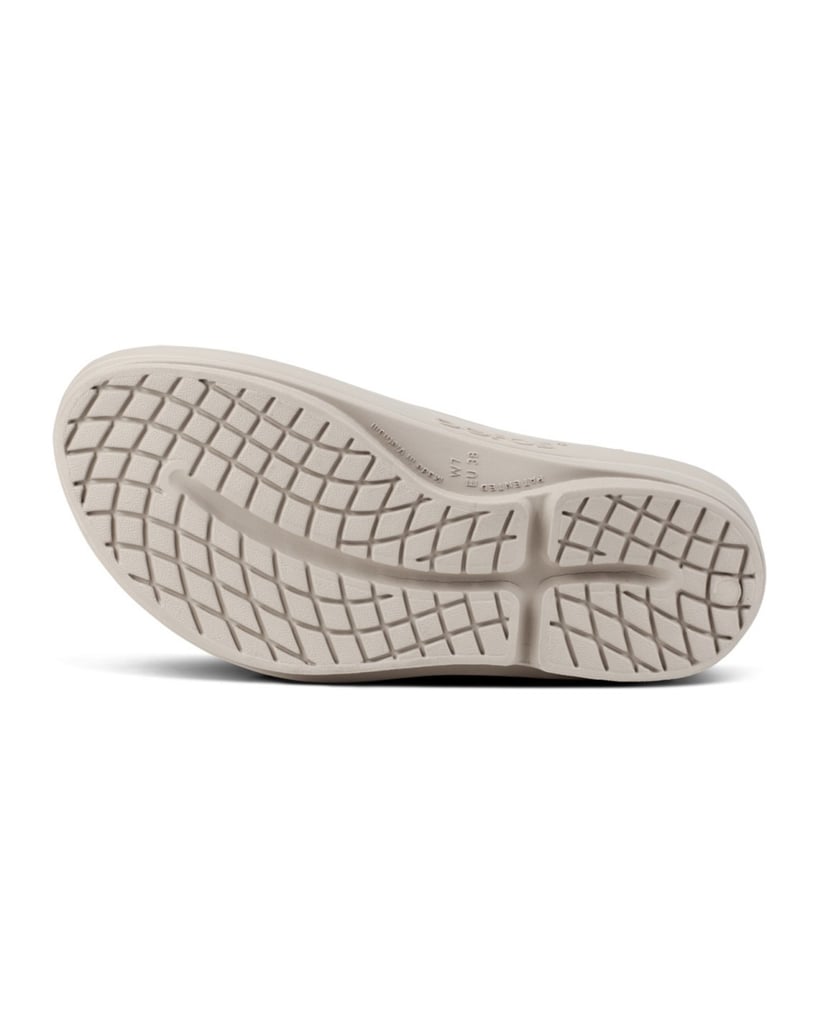 OOFOS-Offene-Schuhe-W-OOmega-Thong-beige