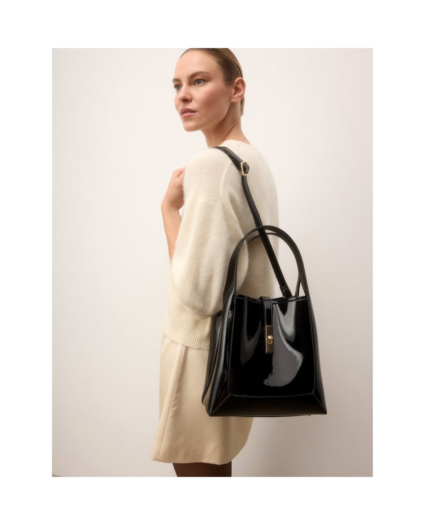 Kazar-Black-patent-handbag-with-monogrammed-clasp-čierna