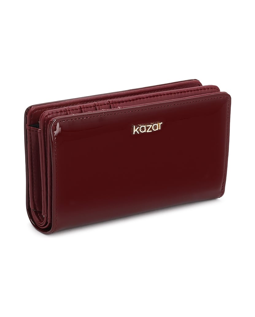 Kazar-Maroon-patent-wallet-with-gold-logo-červená