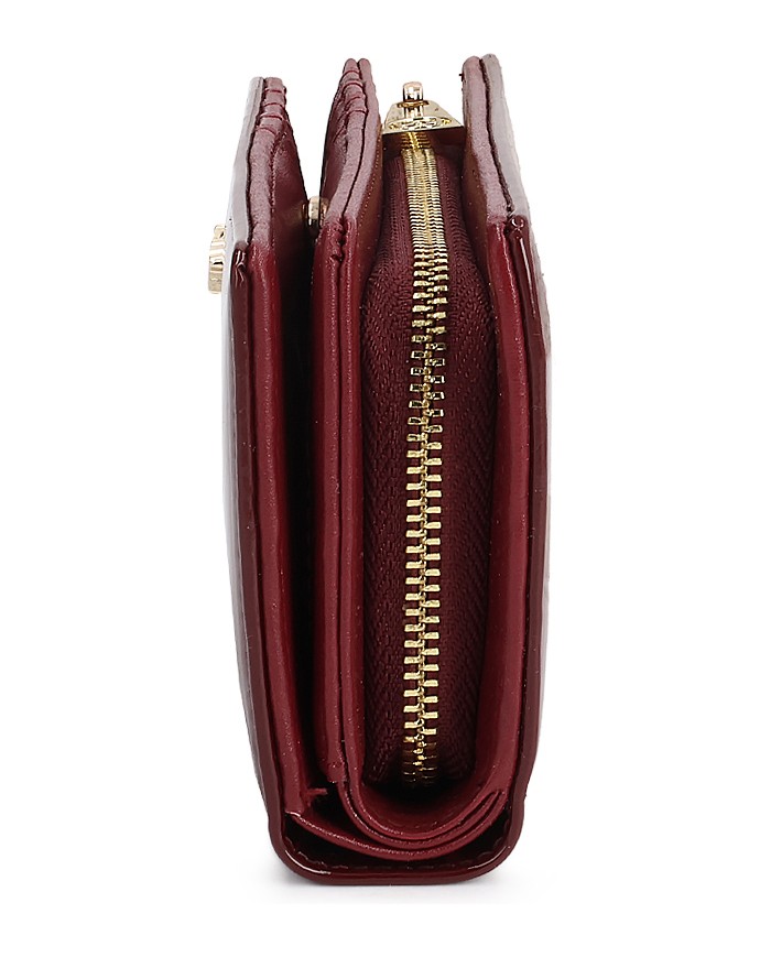 Kazar-Maroon-patent-wallet-with-gold-logo-červená