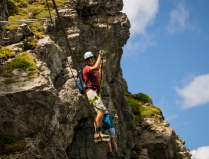 Mann am Klettersteig mit Kletterausrüstung