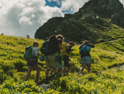 Wandernde Personen, die einen Berg hoch gehen