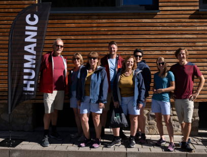 Freundliche Personen in Wanderkleidung