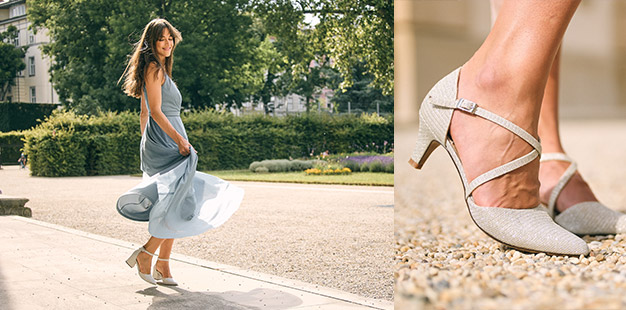 Frau in blauem Kleid und schicken Schuhen. Detailbild von glitzer Schuhen.